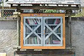 Une boîte à livres à Avezac-Prat-Lahitte (Hautes-Pyrénées)