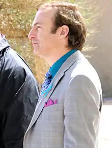 Bob Odenkirk dans le rôle de Saul Goodman lors du tournage de la 4e saison de Breaking Bad.