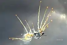 Plusieurs trainées de fumée laissées par des tirs de missiles.