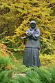 Statue de Katerina Bilokur, artiste peintre ukrainienne, dans le parc local.