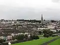 Le Bogside, quartier catholique, et la cathédrale Saint-Eugène (rive ouest de la Foyle).