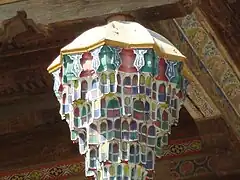 Détail d'un chapiteau de l'iwan de la façade de la mosquée Bolo Haouz avec ses muqarnas.