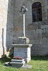 La croix monumentale du XVIe siècle près de l'église.