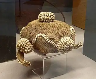 Bonnet de chef en raphia tressé orné de coquillages