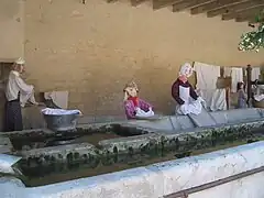 Lavoir-abreuvoir de Bonnevaux (25), décoré de marionnettes immobiles.