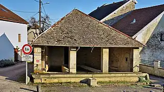 Le lavoir-abreuvoir de Velloreille.