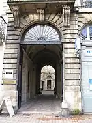 Porte d'entrée du passage donnant sur la cour intérieure.