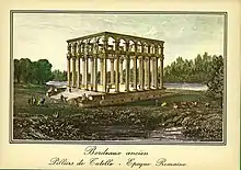 Les piliers de Tutelle. On voit un bâtiment en pierre soutenu par de nombreux piliers, et entouré par une végétation abondante.