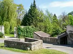 Rue de la Fontaine-Saint-Martin : la fontaine Saint-Martin, au premier plan, et le lavoir.