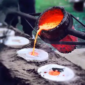 La sculpture en bronze nécessite une fonte du métal à 1 200 °C pour être coulé dans un moule.
