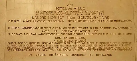 Plaque dans le hall de l'hôtel de ville de Boulogne-Billancourt porteuse du nom des ateliers Jean Prouvé.
