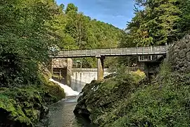 Le barrage sur l'Ain de la centrale des Forges.
