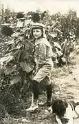 Jeune garçon au jardin.