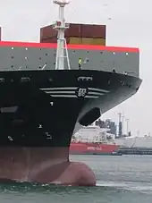 Étrave à bulbe d'un porte-conteneurs.