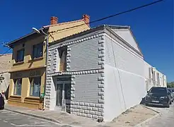 Au premier plan le gymnase de « La Patriote » situé à côté de l'espace Jean Cau.