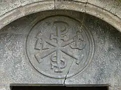 Le tympan sculpté d'un chrisme.