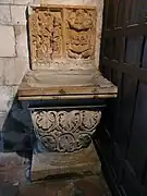 Bénitier surmonté d'un diptyque du XIIe siècle.