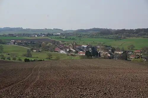 Village dans son petit vallon.