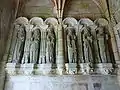 Six statues d'apôtres (porche de l'église).