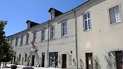 La façade du château s'ouvrant sur la place