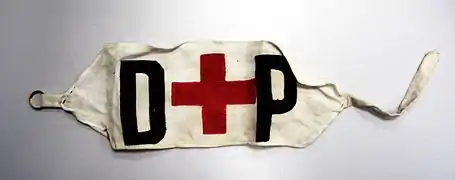 Brassard de défense passive porté par les secours.