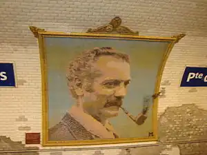 …  dont une plaque rappelle ces quelques vers :« Comm' j'étais en quelque sorteAmoureux de ces fleurs-làJe suis entré par la portePar la porte des Lilas ».