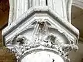 Chœur-halle, gros chapiteau du pilier central.