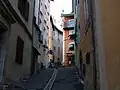 Ruelle montant dans la ville ancienne de Briançon.