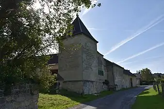 Ferme fortifiée à l'entrée du village.