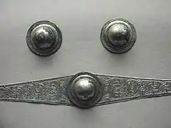 Quelques éléments en argent du bouclier.