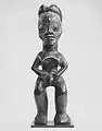 Statue aux mains jointes et aux jambes écartées. Gabon