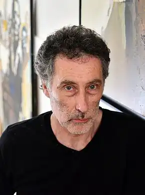 Autoportrait de Bruce Clarke dans son atelier