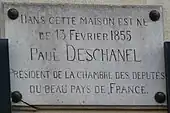 Photo d'une plaque gravée apposée sur un mur