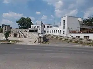 Aéroport de Budaörs (en) depuis la rampe d'accès est. Le bâtiment de la circulation (Virgil Borbíró et László Králik, 1936-1937) et le grand hangar (László Czakó et György Méhes, 1936). Budapest, 11e arrondissement.