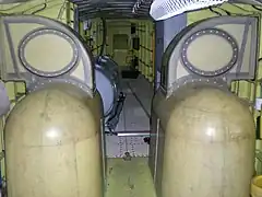 deux structures métalliques, trop-pleins visibles au-dessus des réservoirs.