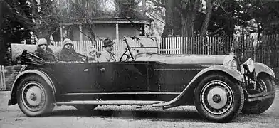 Au volant du premier prototype de Bugatti Royale Type 41 de 1926, avec ses sœurs L'Ebe, Lidia et son frère Roland.
