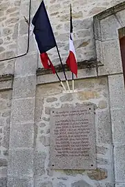 Plaque en hommage aux victimes du nazisme arrêtés à Bugeat.