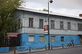 Maison en pierre et en bois.