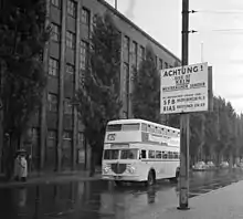Panneaux signalant l'occupation par les forces soviétiques, en 1955: « Attention, ce n’est pas une chaîne de West-Berlin. Les chaînes de West-Berlin sont SFB et RIAS. »