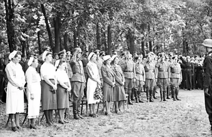 Les supérieurs du Generalmajor sont présents, de gauche à droite : Manstein (Heeresgruppe Süd, bâton de maréchal à la main), Hoth (4e Panzerarmee), Raus (XLVIII. Panzer-Korps). L'épouse de Hünersdorff, infirmière de la Croix-Rouge allemande sur le front de l'Est, tient une couronne de fleurs à la main.