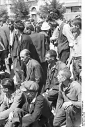 photographie noir et blanc : des hommes debout ou accroupis