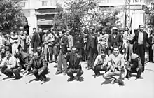 photographie noir et blanc : des hommes debout ou accroupis