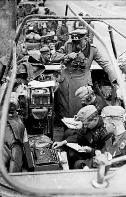 La machine Enigma et Guderian dans son SdKfz 251 de commandement (campagne de France en 1940).