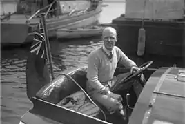 Sir Segrave en 1930, ici à bord d'un hors-bord