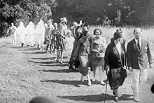 Photo d'un groupe de personnes défilant les unes derrière les autres.