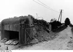 Casemate abandonnée après le pilonnage d'un de ses murs.