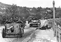 Soldats allemands de la Waffen-SS manœuvrant un 5-cm PaK 38 sur un pont (Balkans, 1941)
