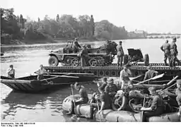 Franchissement de la Meuse à Maastricht sur un ponton et sur un radeau pneumatique, le 10 mai.