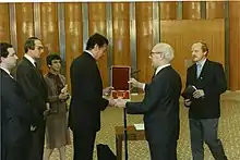 En 1988, avec Erich Honecker (Bronfman est le quatrième en partant de la gauche).