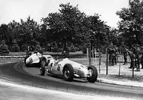 Photo de Caracciola devançant l'Auto Union de Bernd Rosemeyer pendant une course en 1936.